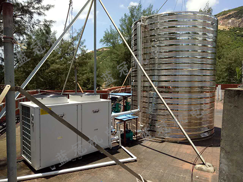 飞沙滩景区空气能热水工程 所用JBRNZL-10SR直热式空气能热水器以及1个10吨保温水箱