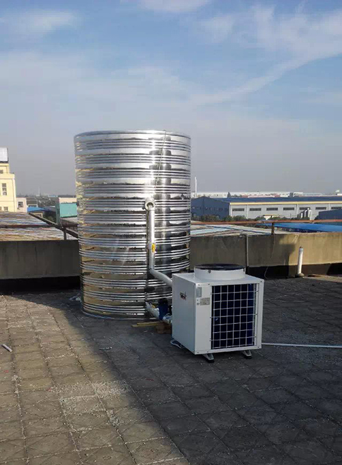 蓝冠机电空气能热水工程展示：空气能热水工程主机+保温水箱