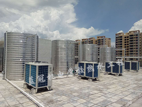 贝思特外国语学校热水供应系统4台JBRN-10SR循环式空气能热水器热泵机组，配备4个10吨的保温水箱