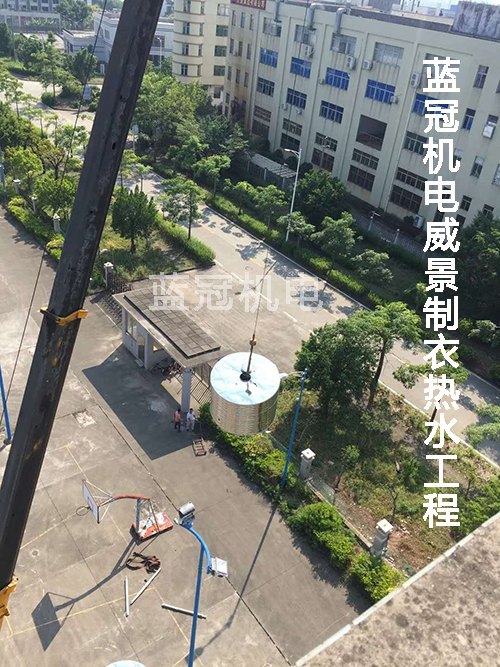 珠海市威景制衣有限公司太阳能空气能热水工程水箱等设备起吊过程